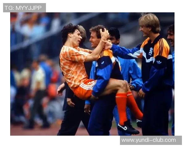 荷兰足球传奇球星回顾：从克鲁伊夫到范巴斯滕的辉煌岁月